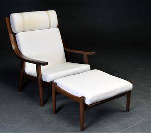 Hans J. Wegner. Højrygget lænestol med skammel GE- 5302