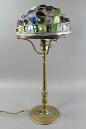 Bordslampa i mässing med blyinfattat färgat glas