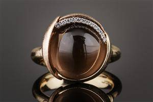 Ole Lynggaard Lotus ring med røgkvarts og brillanter.