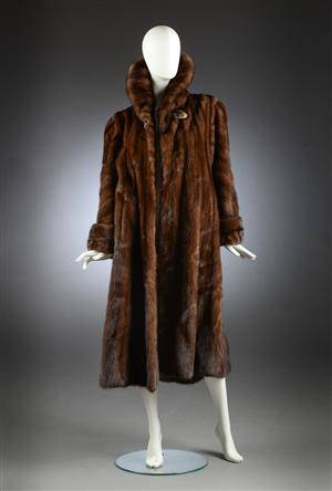 Saga, Minkkåbe af mink, model Alexandra, ca. Str. 42-44