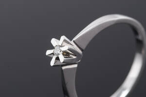 Solitairering med brillant på 0.03 ct, 14 kt. hvidguld
