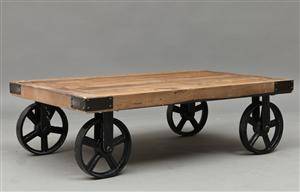 Rustikt sofabord, bordplade i genbrugs elmetræ.