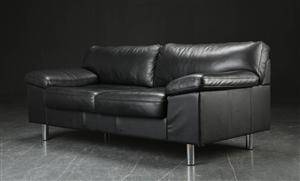 2½-pers. sofa med betræk af sort læder
