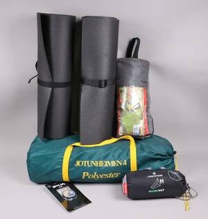 Campingtält, liggunderlägg och kompass