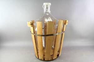 Damejeanne i träställning