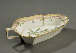 Kgl. Porcelæn, Flora Danica, bladformet asiet