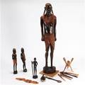 Større samt 12 mindre diverse africana af udskåret træ, 1900-2000-tallet. 13