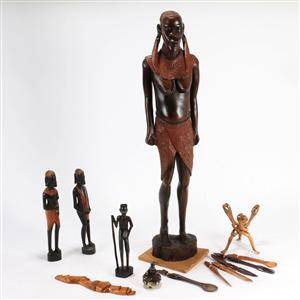 Større samt 12 mindre diverse africana af udskåret træ, 1900-2000-tallet. 13