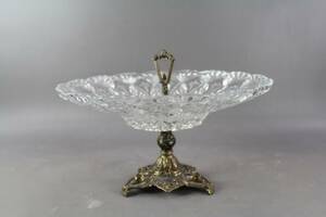 Skål på fot i metall