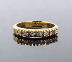 Alliancering med 7 brillanter, ca. 0.21 ct. 14 kt. guld