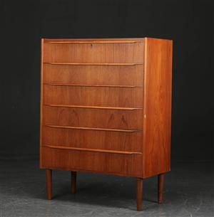 Kommode af teak, dansk møbelproducent