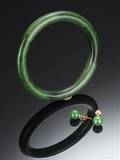 Armring samt par ørestikker af jade 3 