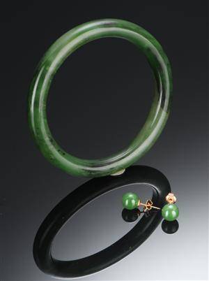 Armring samt par ørestikker af jade 3