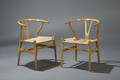 Hans J. Wegner. Sæt på to Y- stole i lakeret eg. 2