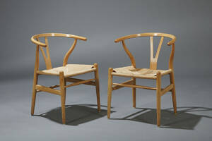 Hans J. Wegner. Sæt på to Y- stole i lakeret eg. 2