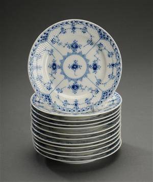 Kgl. Porcelæn. Musselmalet halvblonde. 12 tallerkner 12