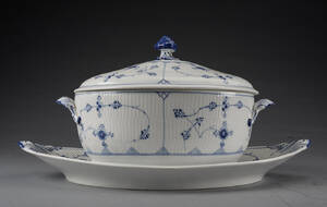 Royal Copenhagen Musselmalet. Terrin med underfad2