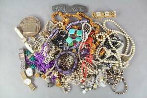 Diverse smycken och armbandsur mm