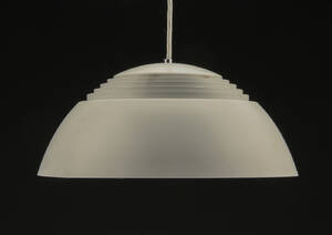 Arne Jacobsen for Louis Poulsen. AJ-pendel Ø 37 cm