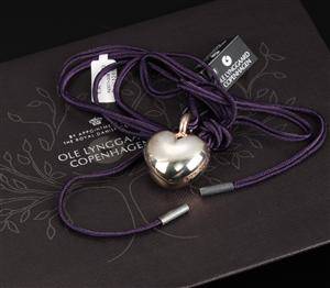 Ole Lynggaard. Hjerte vedhæng af sterlingsølv med silkesnor