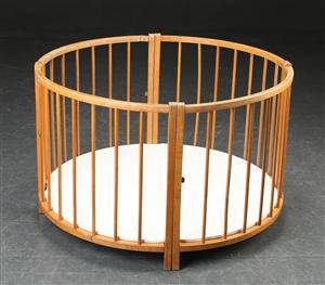 Dansk møbeldesign. Børneseng af bøg, 1960´erne