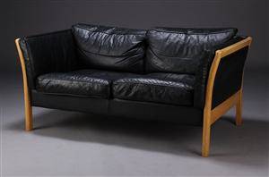 Dansk møbelproducent. To-pers. sofa, bøgetræ