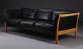Dansk møbelproducent. Tre-pers. sofa, bøgetræ