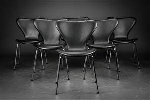 Arne Jacobsen. Et sæt på seks Syver stole, sort læder fra Sørensen, model 3107. 6 