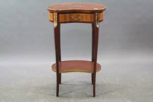 Sängbord i rokokostil med mässingsdetaljer