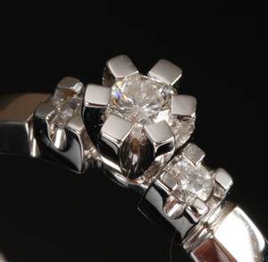 Bræmer-Jensen. Ring i 14 kt. hvidguld med tre brillantslebne diamanter i alt ca. 0,18 ct.