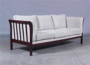 Dansk møbelproducent. Tre-pers. sofa