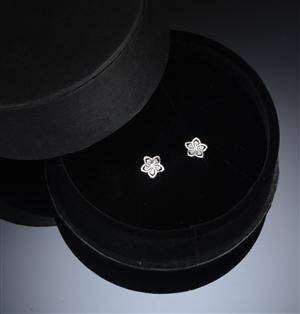Ørestikker af 14 kt hvidguld med diamanter