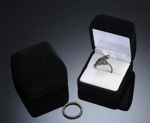 To ringe af sort rhodineret sølv og diamanter, Pearlhouserock