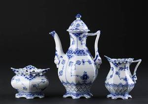 Kgl. P. Musselmalet helblonde, kaffekande, flødekande og sukkerskål af porcelæn 3