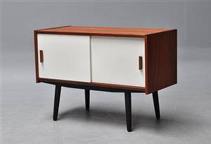 Dansk møbelproducent. Lav skænk af fineret teak