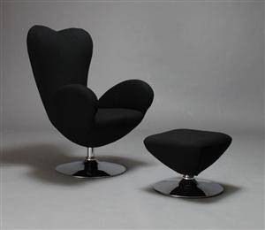 Hvilestol samt skammel med sort møbelstof