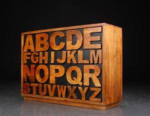 Kommode i massiv elmetræ.