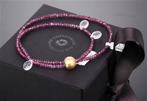 Ole Lynggaard. Kuglelås af 18 kt. rødguld med ametyst- og rosakvartskæde