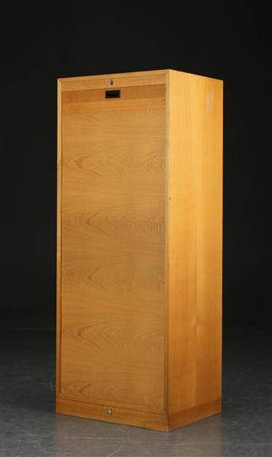 Arkivskab af egetræ, dansk møbelproducent