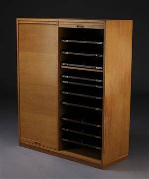 Dansk møbelproducent. Arkivskab, egetræ