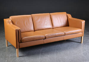 Stouby. Tre-pers. sofa, cognacfarvet læder
