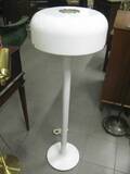 Golvlampa, Vit plastMetall