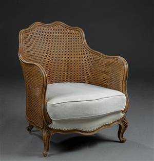 En bergerer af nøddebejset træ 