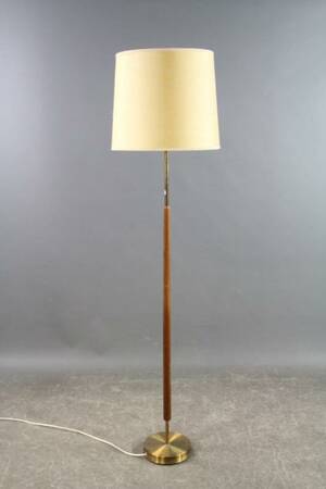 Golvlampa i teak och mässing