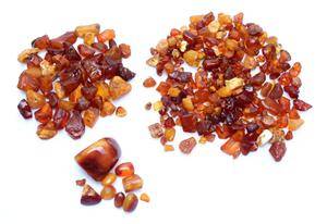 Dansk rav. Ravstykker ml. 0-17 gr. Overvejende upolerede, 190 gr.