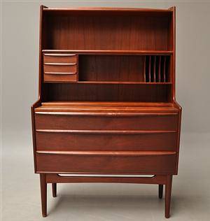 Dansk møbelproducent. Sekretær i teak