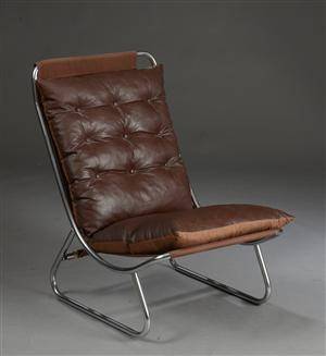 Lænestol med stel af metal, betræk i sæde og ryg af brunt skind.