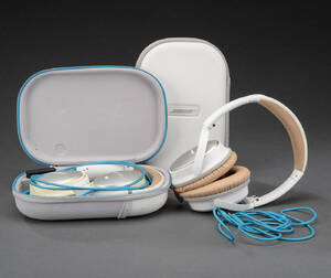 6627 - Bose, to sæt høretelefoner, QuietComfort model QC25 2 Denne vare er sat til omsalg under nyt varenummer 5077074