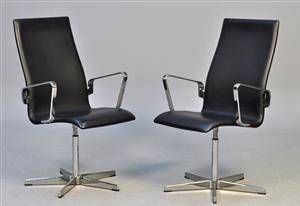 Arne Jacobsen. Et par Oxford - Red Label armstole, model 3271. 2 