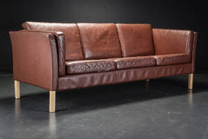 Dansk møbelproducent. Tre-pers. sofa betrukket med brunt læder Denne vare er sat til omsalg under nyt varenummer 4811533
